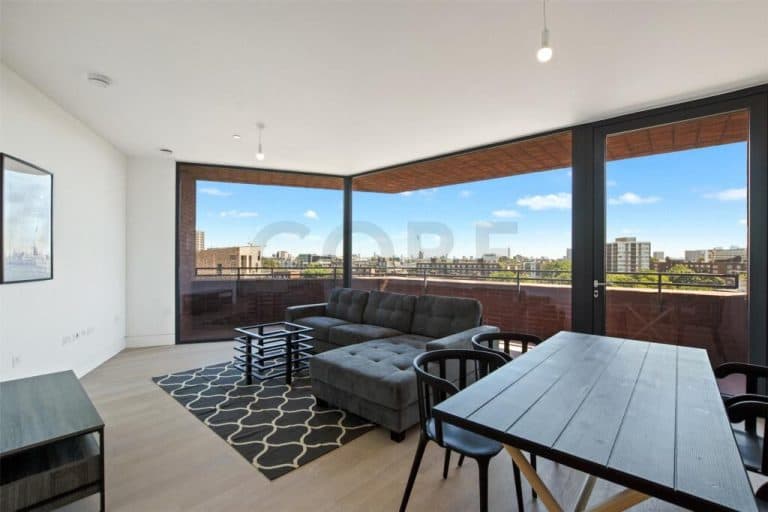 Beautiful 2 bed furnished flat to rent available immediately