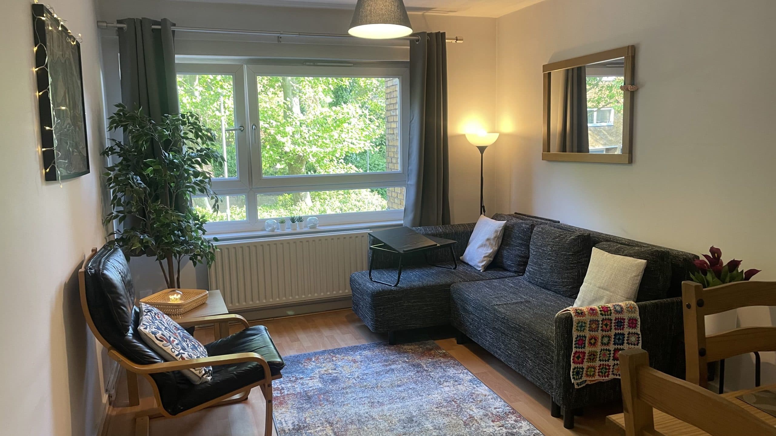 Cosy Flat for 4, Family Friendly, Private Parking, Close to Central London - Image 1