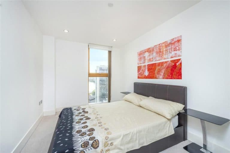 Modern room in a high-rise 2-bed flat in Canary Wharf