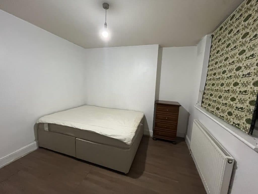 Spacious room bedroom in two bedroom flat West London available 31 October 2025