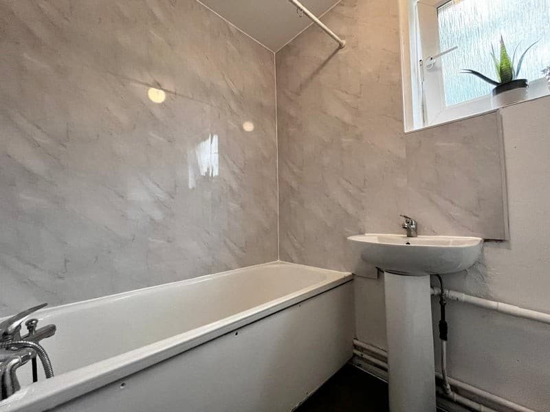Well Furnished Dbl! GR8 Location! All Bills Inc! Poplar E14 - Image 1