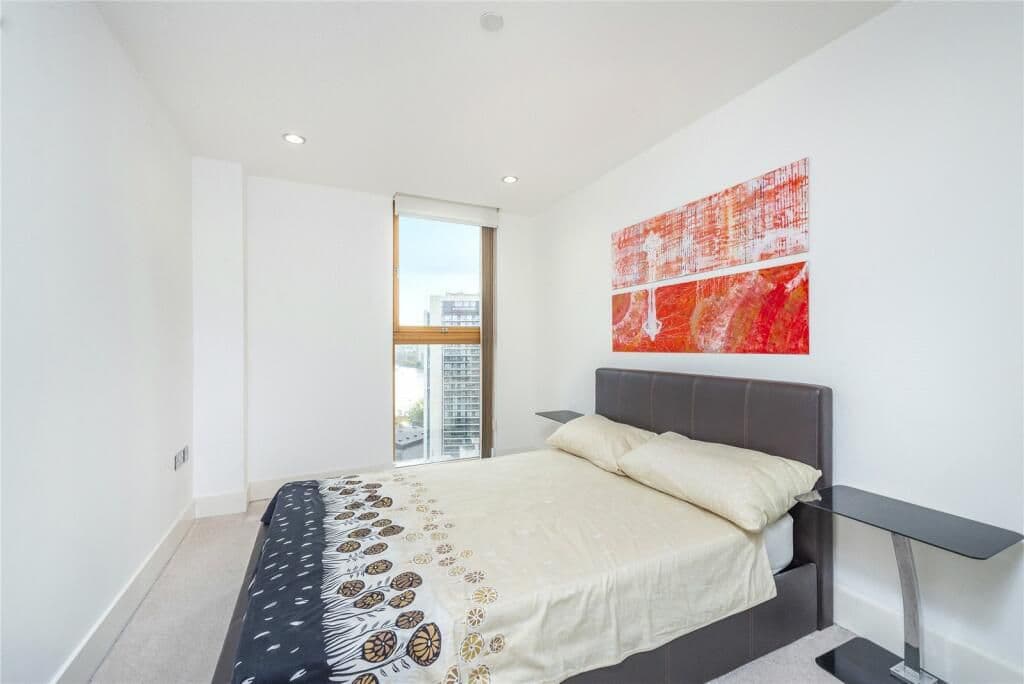 Modern room in a high-rise 2-bed flat in Canary Wharf