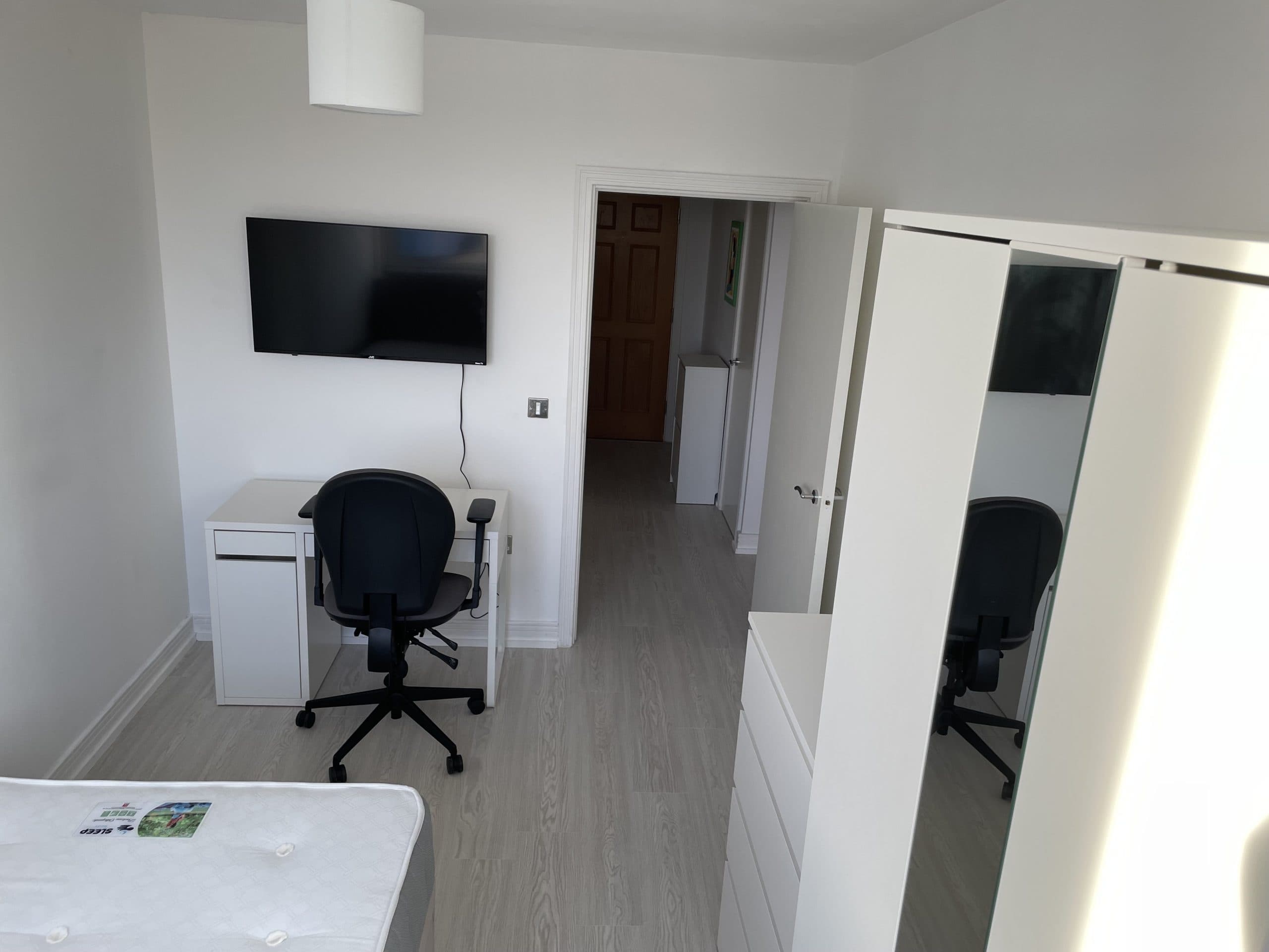 Double room in 2 bed apartment ( call for more pictures) - Image 1