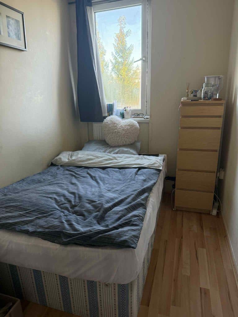 Double-bed single room