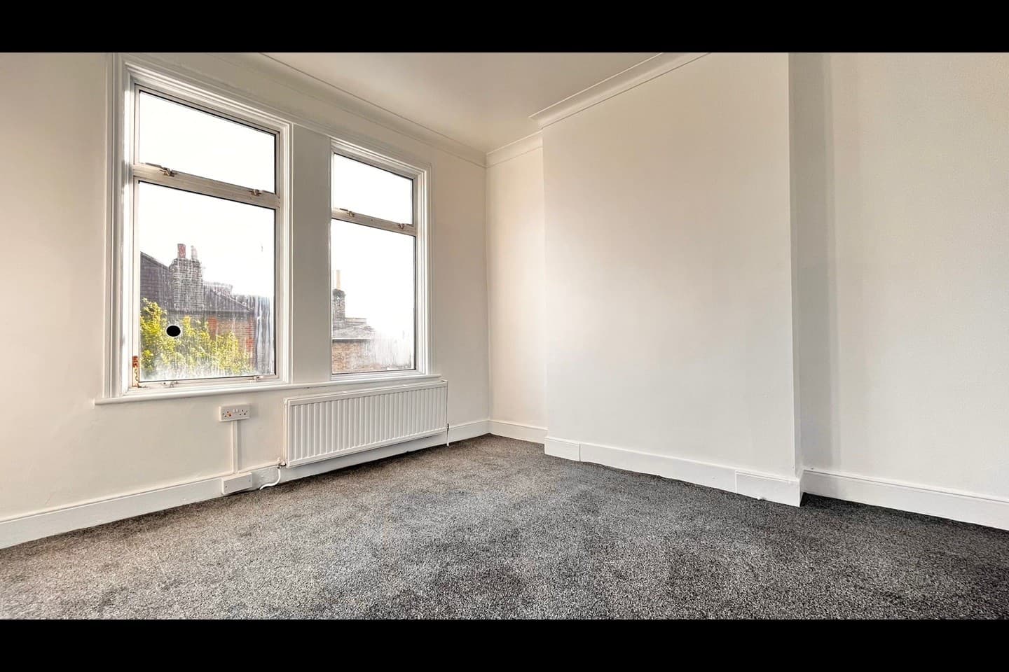 This beautifully renovated 4-bedroom, 2-bathroom maisonette in Manor Park - Image 1